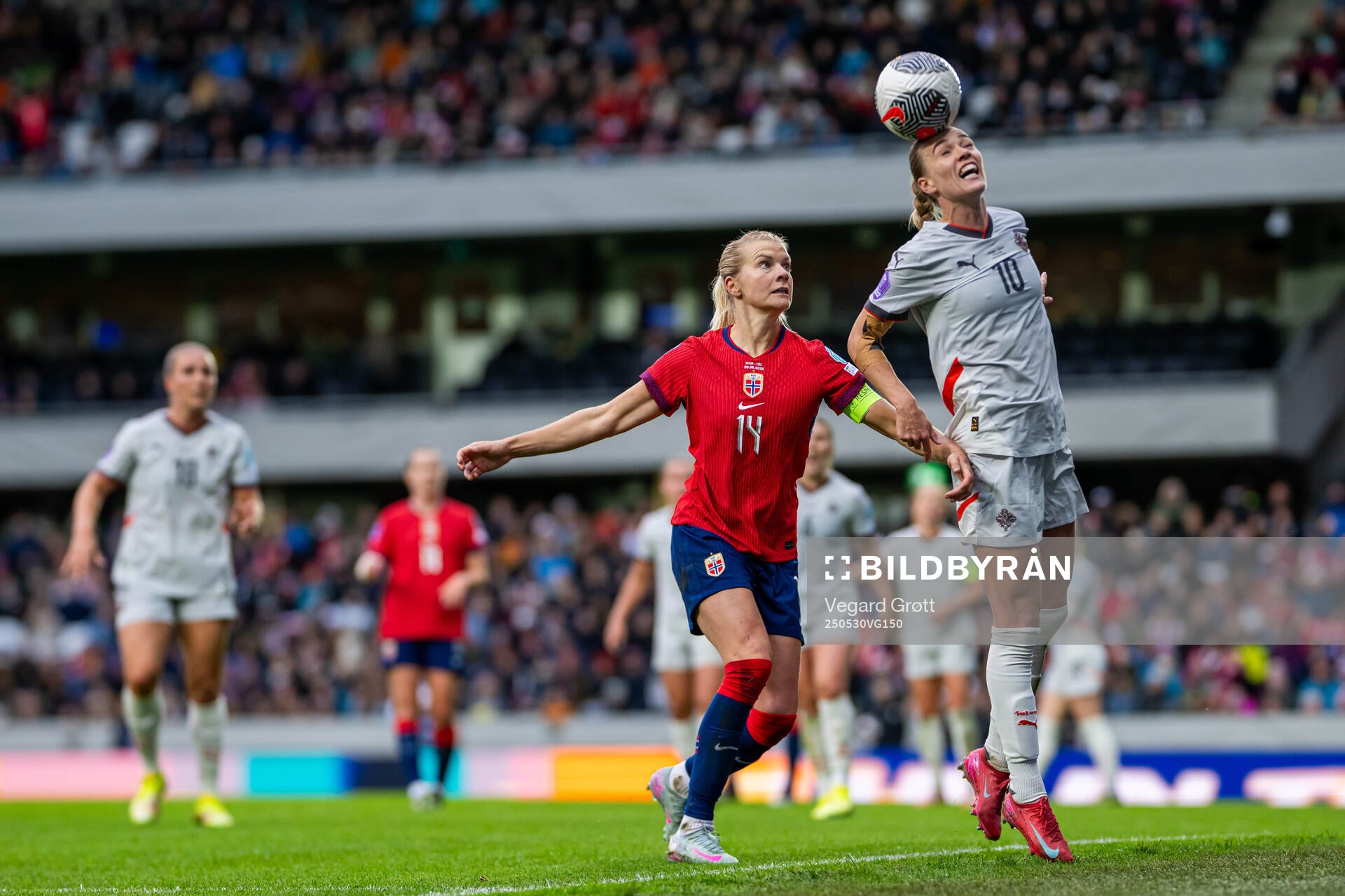 Ada Hegerberg of Norway and Dagny Brynjarsdottir of Iceland during the UEFA Women’s Nations League football match between Norway and Iceland on May 30, 2025 in Trondheim.