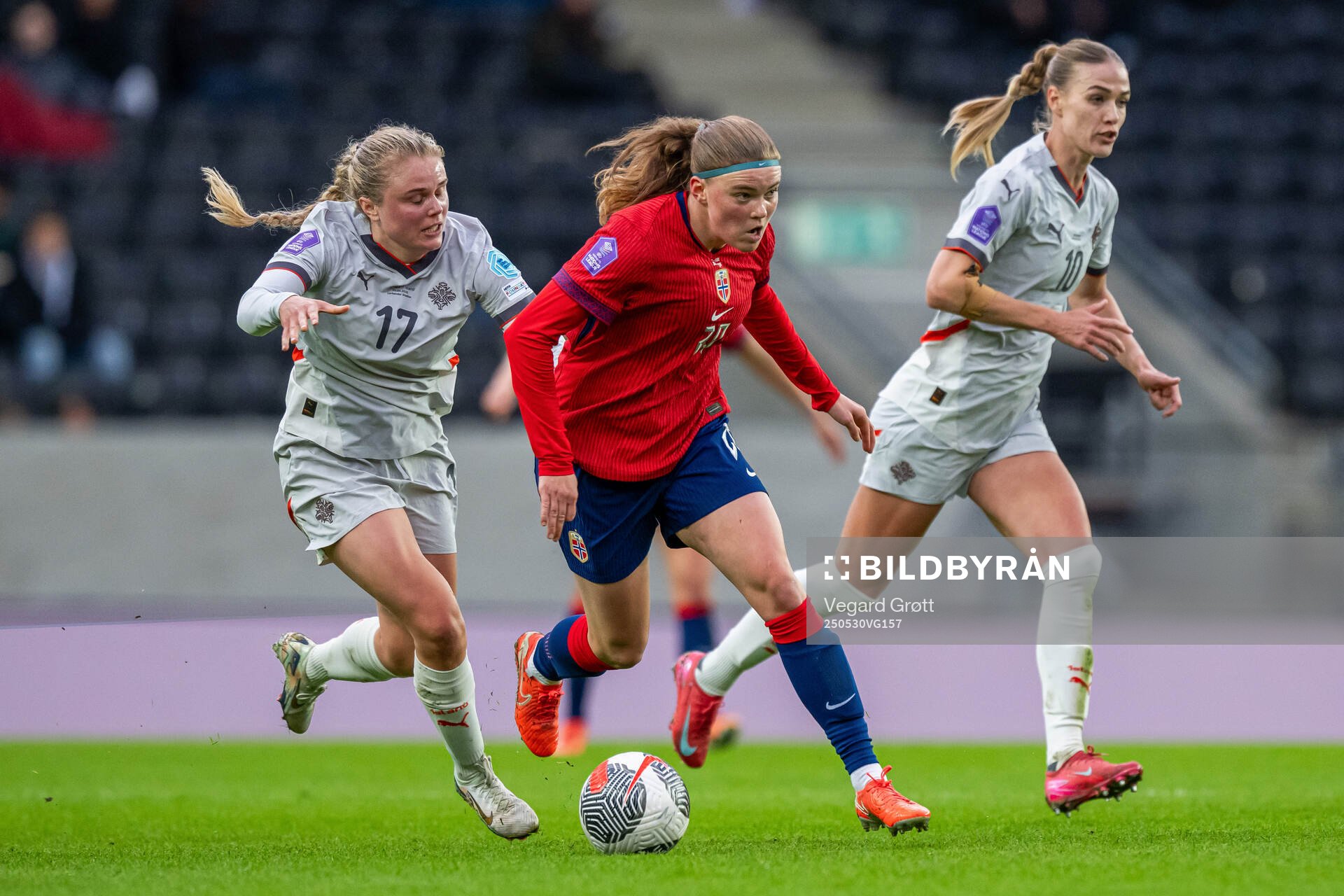 Agla Albertsdottir of Iceland and Signe Gaupset of Norway during the UEFA Women’s Nations League football match between Norway and Iceland on May 30, 2025 in Trondheim.