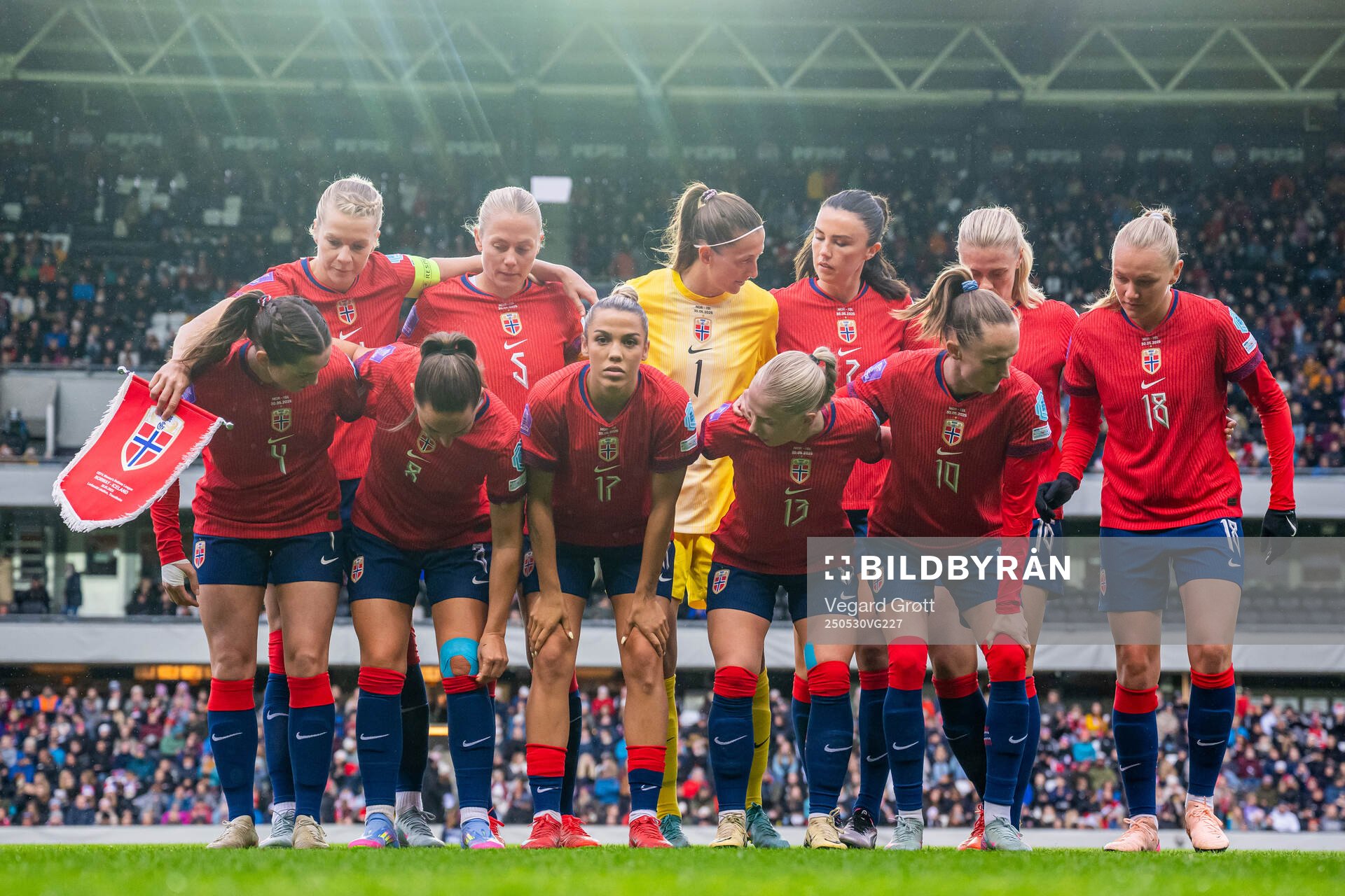 Celin Bizet Ildhusøy and players of Norway pose for a team