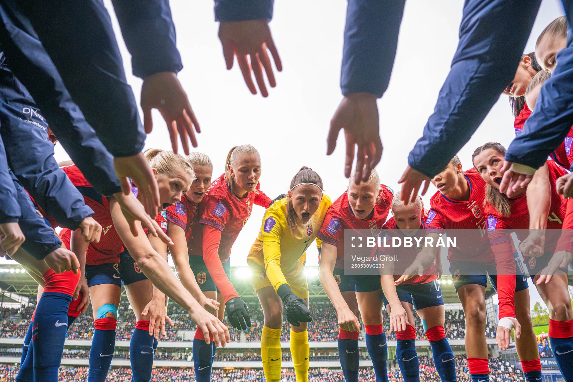 Ada Hegerberg, Mathilde Harviken, Frida Maanum, goalkeeper Cecilie Fiskerstrand, Guro Bergsvand, Thea Bjelde, Tuva Hansen and players of Norway gather in a circle ahead of the UEFA Women’s Nations League football match between Norway and Iceland on May 30, 2025 in Trondheim.