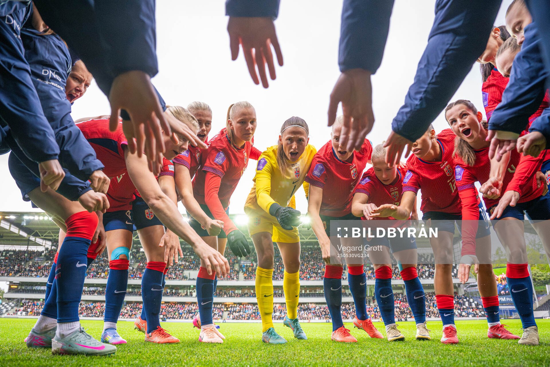 Ada Hegerberg, Frida Maanum, goalkeeper Cecilie Fiskerstrand, Tuva Hansen and players of Norway gather in a circle ahead of the UEFA Women’s Nations League football match between Norway and Iceland on May 30, 2025 in Trondheim.