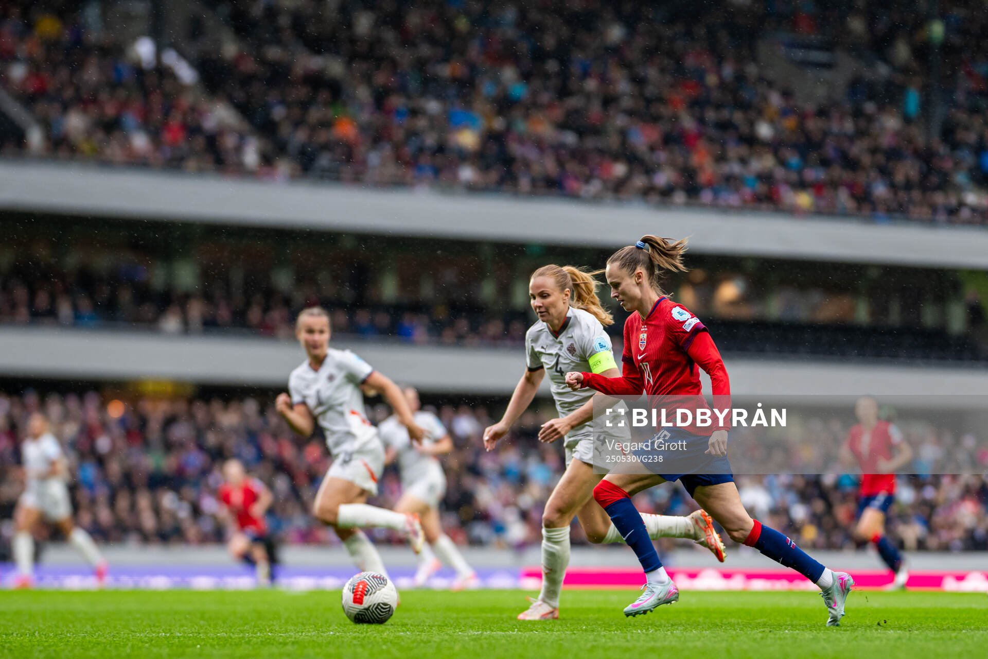 Glodis Viggosdottir of Iceland and Caroline Graham Hansen of Norway during the UEFA Women’s Nations League football match between Norway and Iceland on May 30, 2025 in Trondheim.