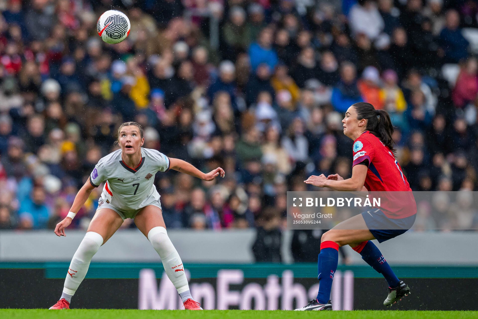 Karolina Vilhjálmsdottir of Iceland and Ingrid Syrstad Engen of Norway during the UEFA Women’s Nations League football match between Norway and Iceland on May 30, 2025 in Trondheim.