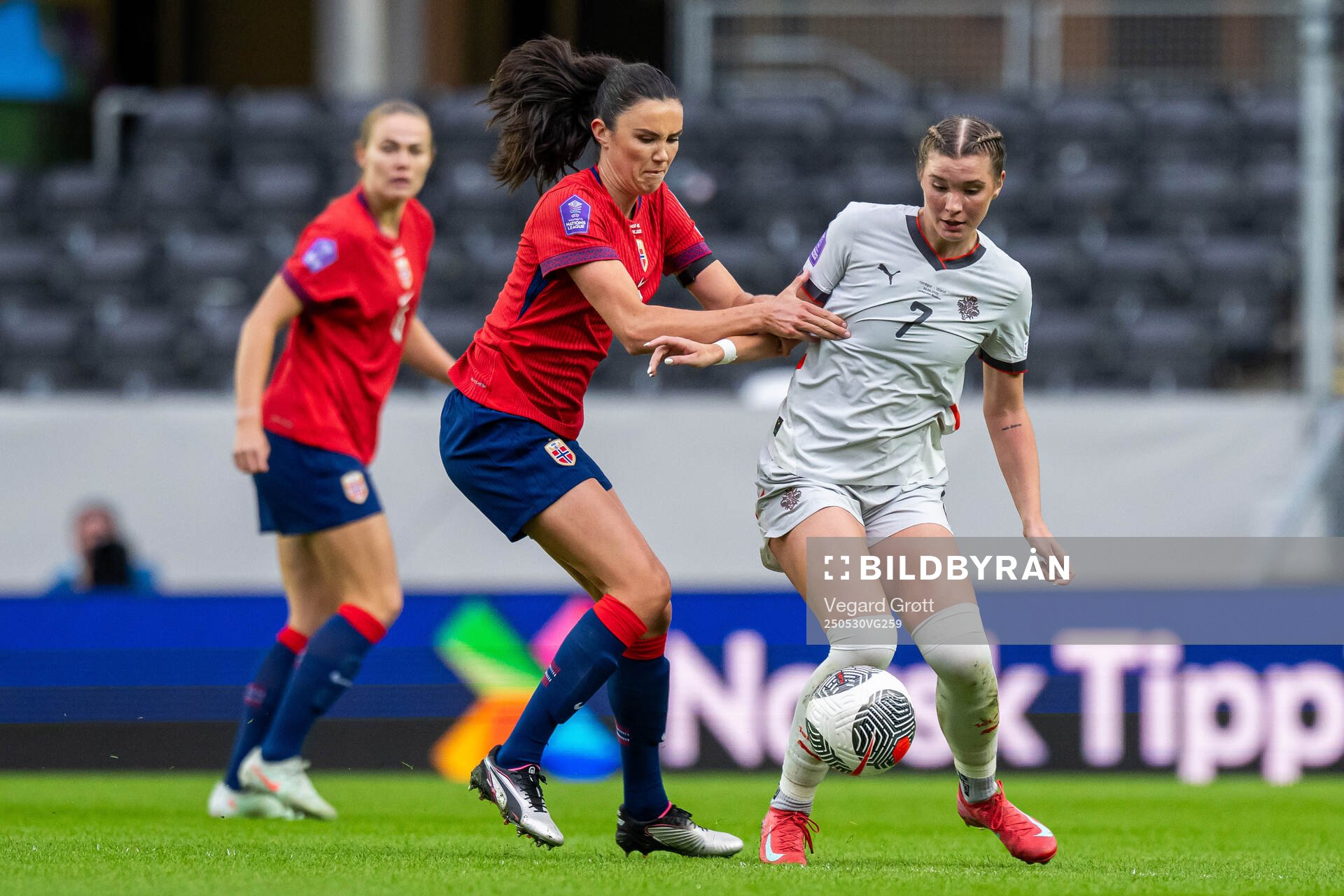 Ingrid Syrstad Engen of Norway and Karolina Vilhjálmsdottir of Iceland during the UEFA Women’s Nations League football match between Norway and Iceland on May 30, 2025 in Trondheim.