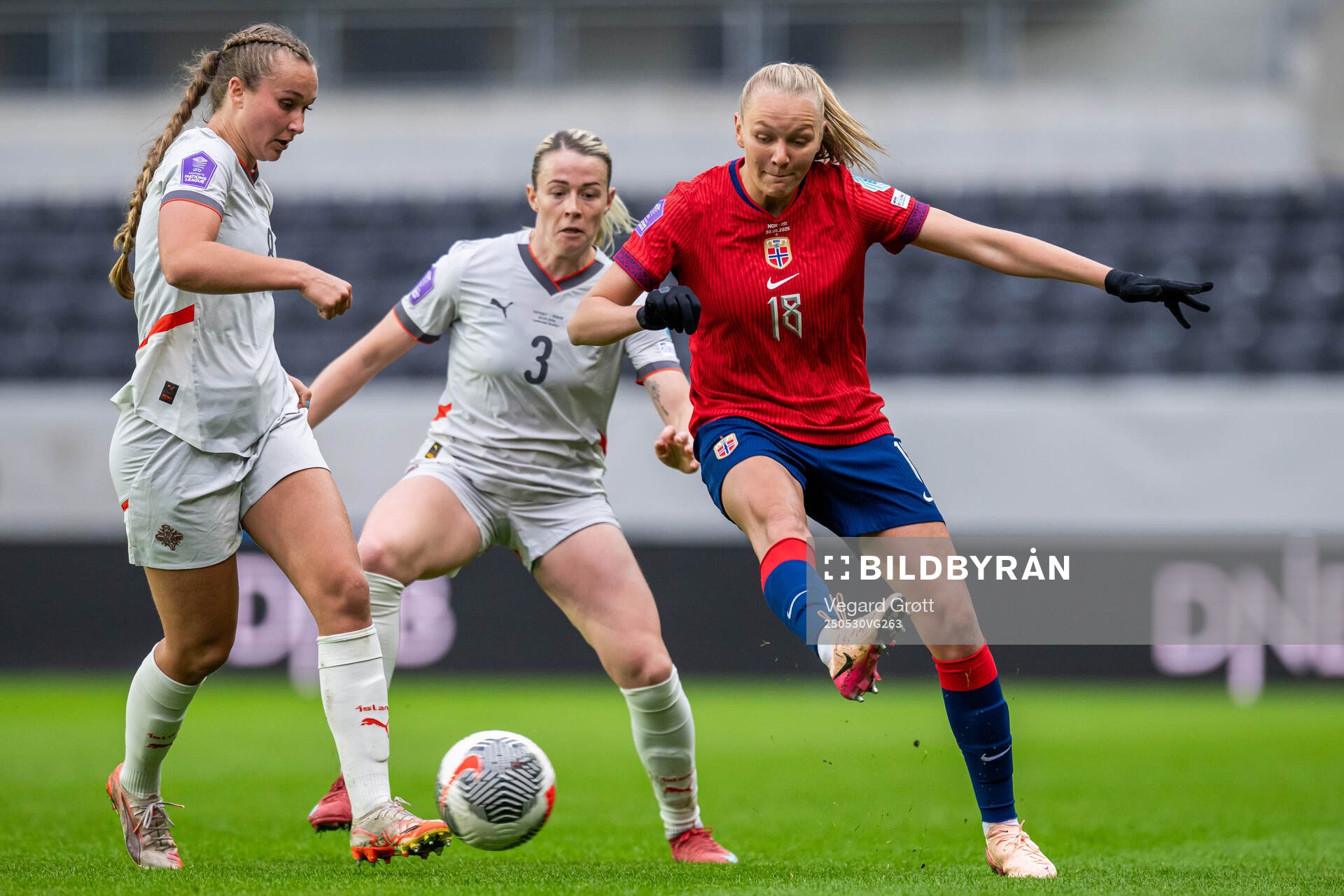 Sandra Jessen of Iceland and Frida Maanum of Norway during the UEFA Women’s Nations League football match between Norway and Iceland on May 30, 2025 in Trondheim.