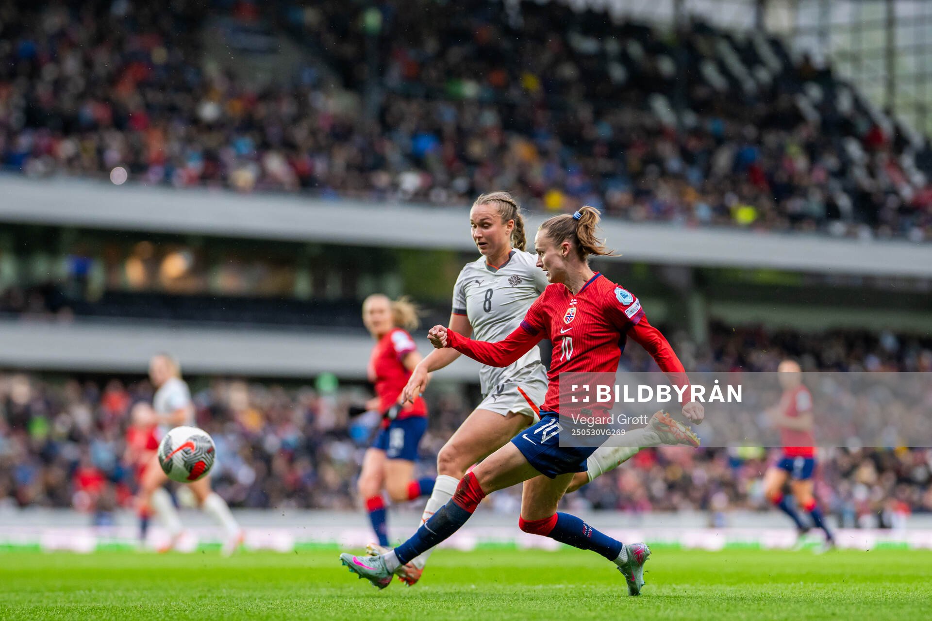 Alexandra Johannsdottir of Iceland and Caroline Graham Hansen of Norway during the UEFA Women’s Nations League football match between Norway and Iceland on May 30, 2025 in Trondheim.