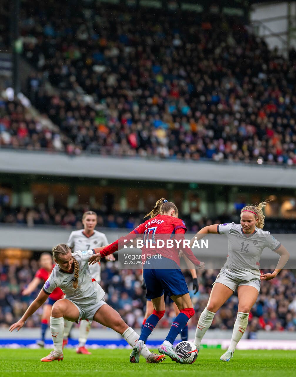 Alexandra Johannsdottir of Iceland, Caroline Graham Hansen of Norway and Hlin Eiriksdottir of Iceland during the UEFA Women’s Nations League football match between Norway and Iceland on May 30, 2025 in Trondheim.