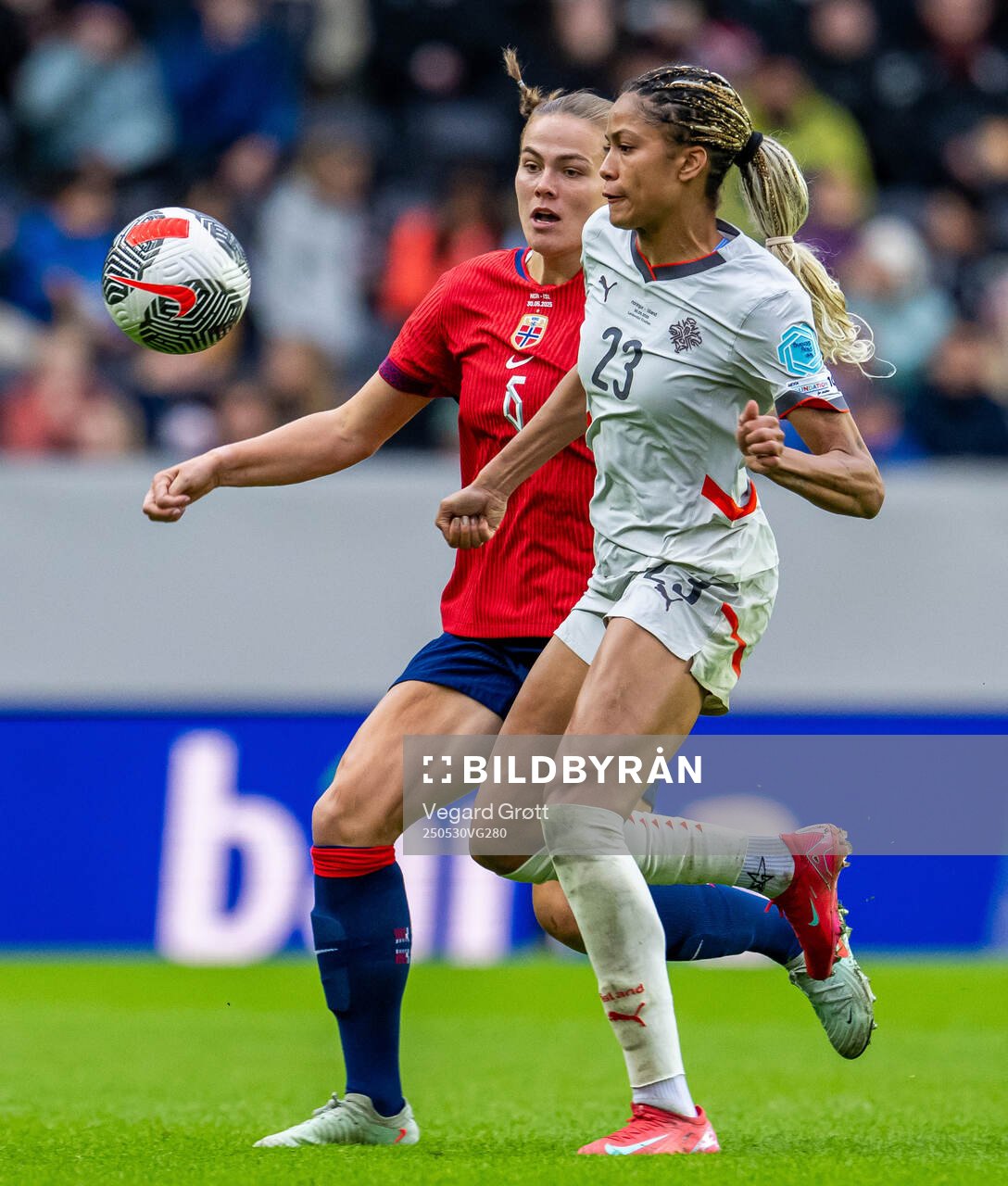 Marthine Østenstad of Norway and Sveindis Jonsdottir of