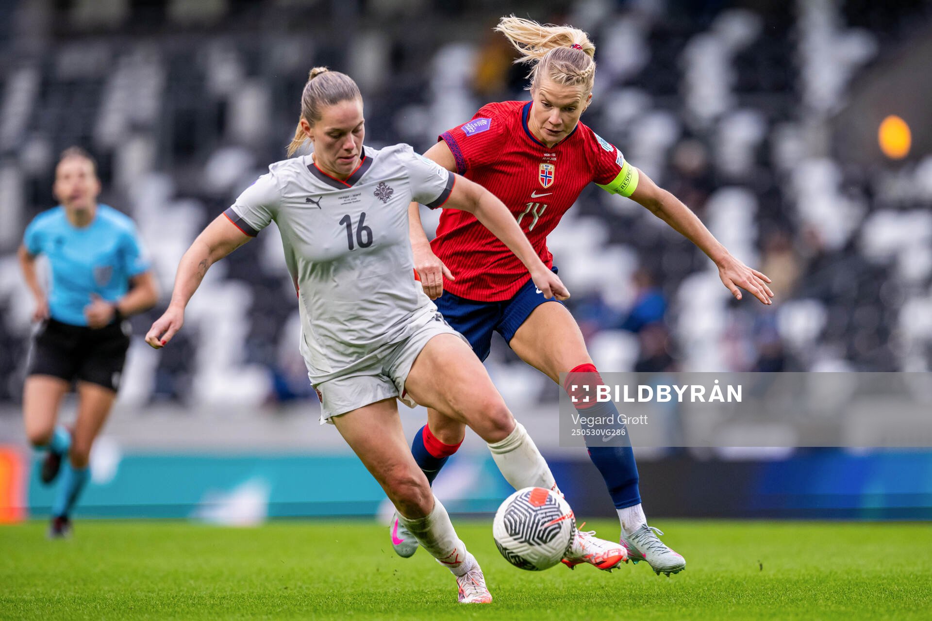 Hildur Antonsdottir of Iceland and Ada Hegerberg of Norway during the UEFA Women’s Nations League football match between Norway and Iceland on May 30, 2025 in Trondheim.