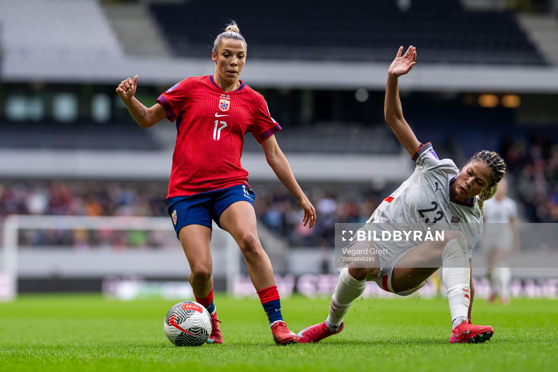 Celin Bizet Ildhusøy of Norway and Sveindis Jonsdottir of Iceland during the UEFA Women’s Nations League football match between Norway and Iceland on May 30, 2025 in Trondheim.