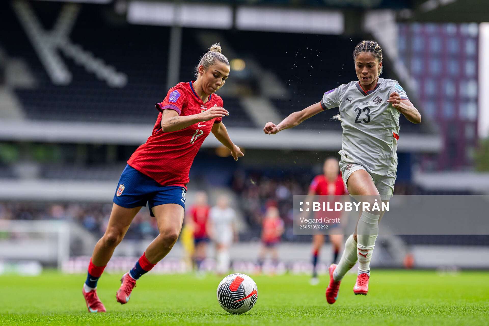 Celin Bizet Ildhusøy of Norway and Sveindis Jonsdottir of