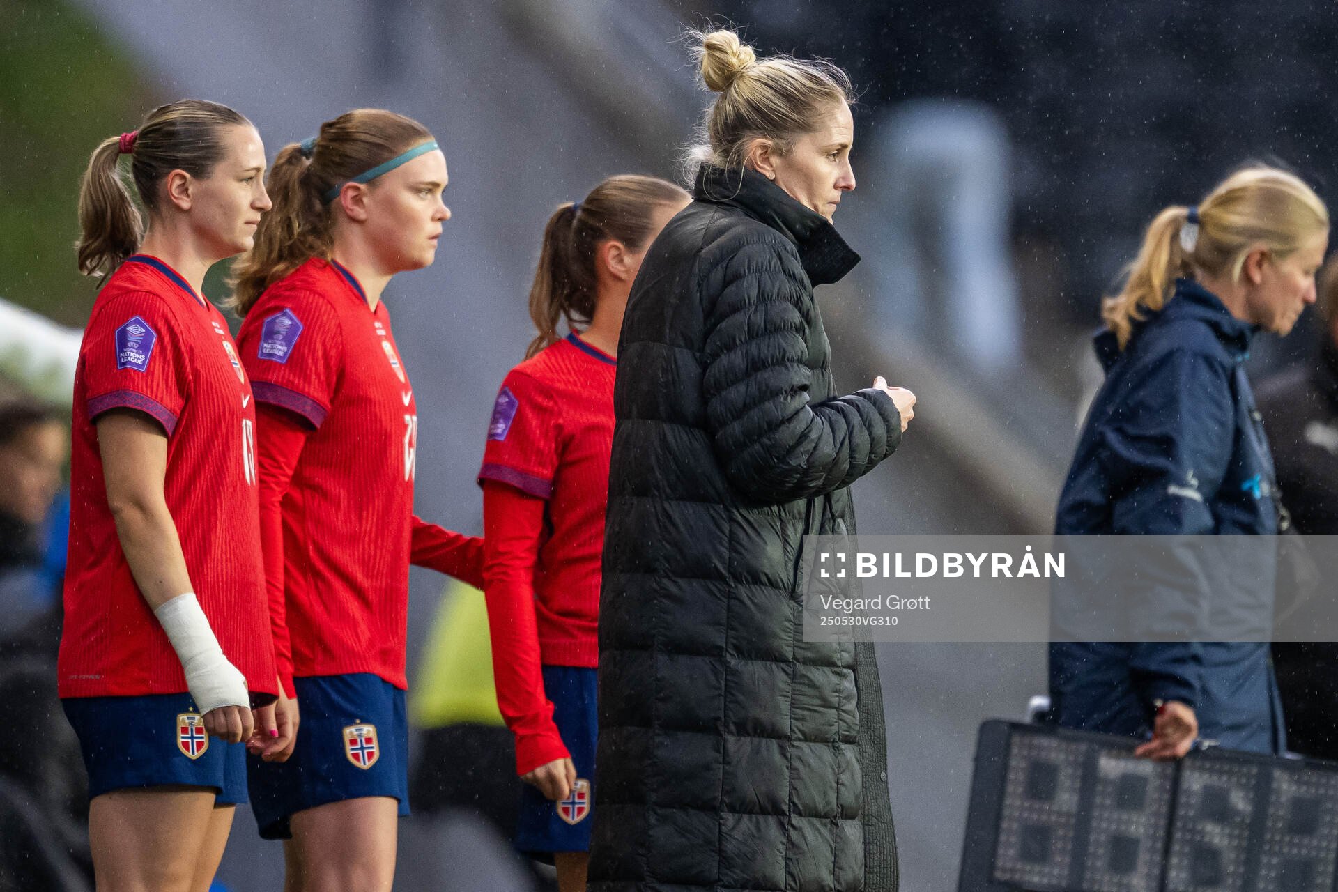 Elisabeth Terland, Signe Gaupset and head coach Gemma Grainger of Norway during the UEFA Women’s Nations League football match between Norway and Iceland on May 30, 2025 in Trondheim.