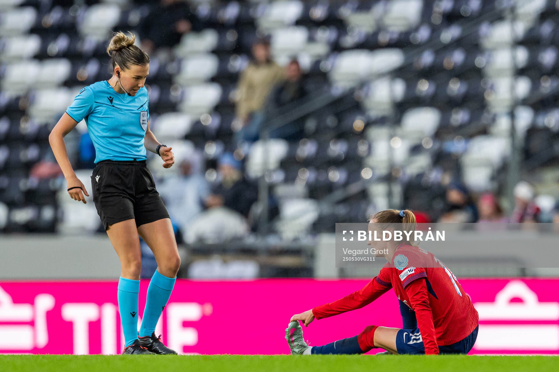 Referee Olatz Rivera Olmedo and Caroline Graham Hansen of Norway during the UEFA Women’s Nations League football match between Norway and Iceland on May 30, 2025 in Trondheim.