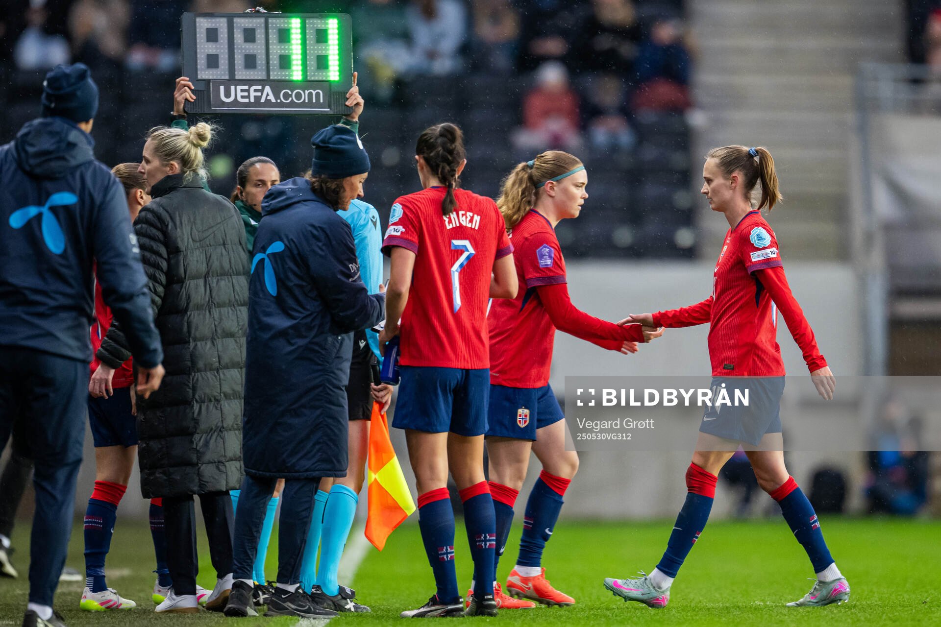 Signe Gaupset and Caroline Graham Hansen of Norway during the UEFA Women’s Nations League football match between Norway and Iceland on May 30, 2025 in Trondheim.