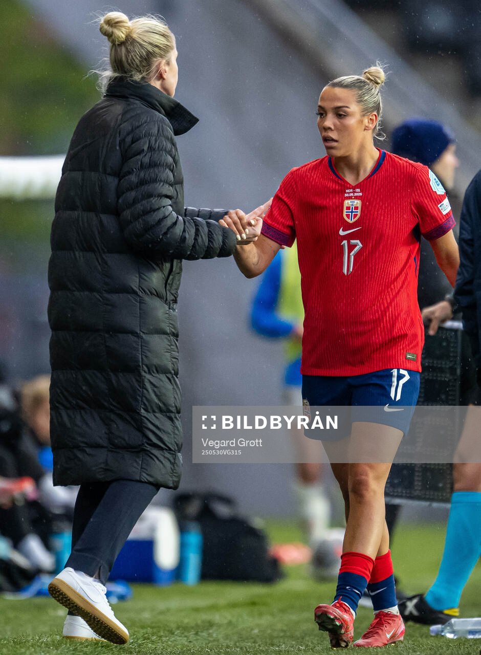 Gemma Grainger, head coach of Norway, and Celin Bizet Ildhusøy during the UEFA Women’s Nations League football match between Norway and Iceland on May 30, 2025 in Trondheim.