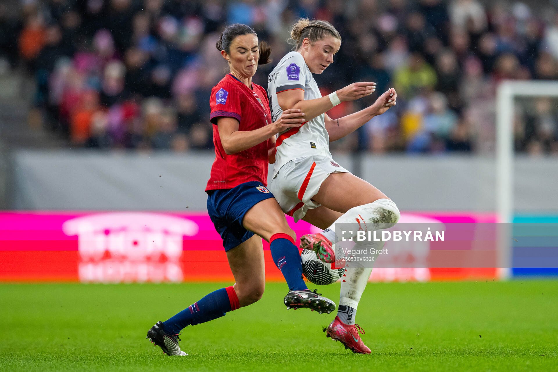 Ingrid Syrstad Engen of Norway and Karolina Vilhjálmsdottir of Iceland during the UEFA Women’s Nations League football match between Norway and Iceland on May 30, 2025 in Trondheim.
