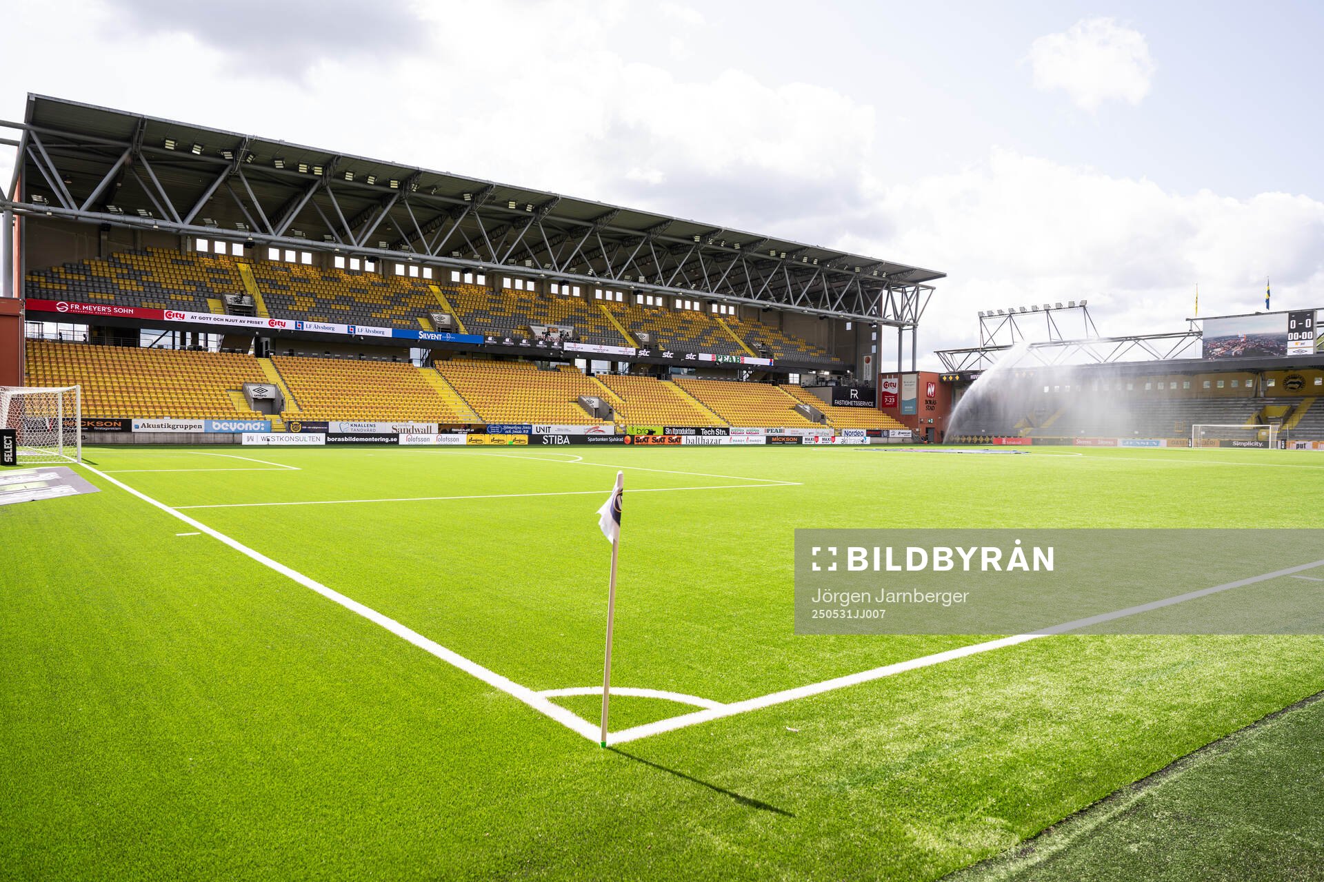 Vattning av planen inför fotbollsmatchen i Allsvenskan mellan Elfsborg och Hammarby den 31 maj 2025 i Borås. 