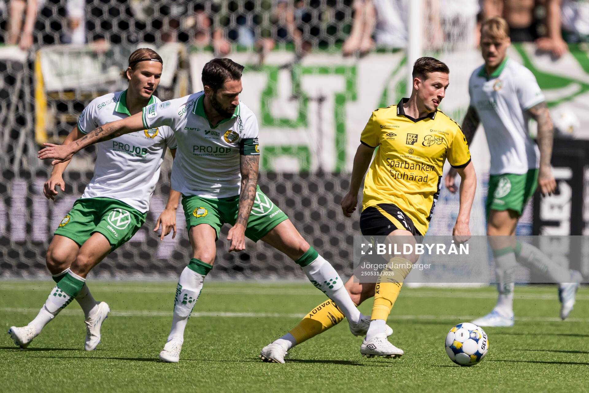 Hammarbys Nahir Besara och Elfsborgs Simon Olsson under fotbollsmatchen i Allsvenskan mellan Elfsborg och Hammarby den 31 maj 2025 i Borås.