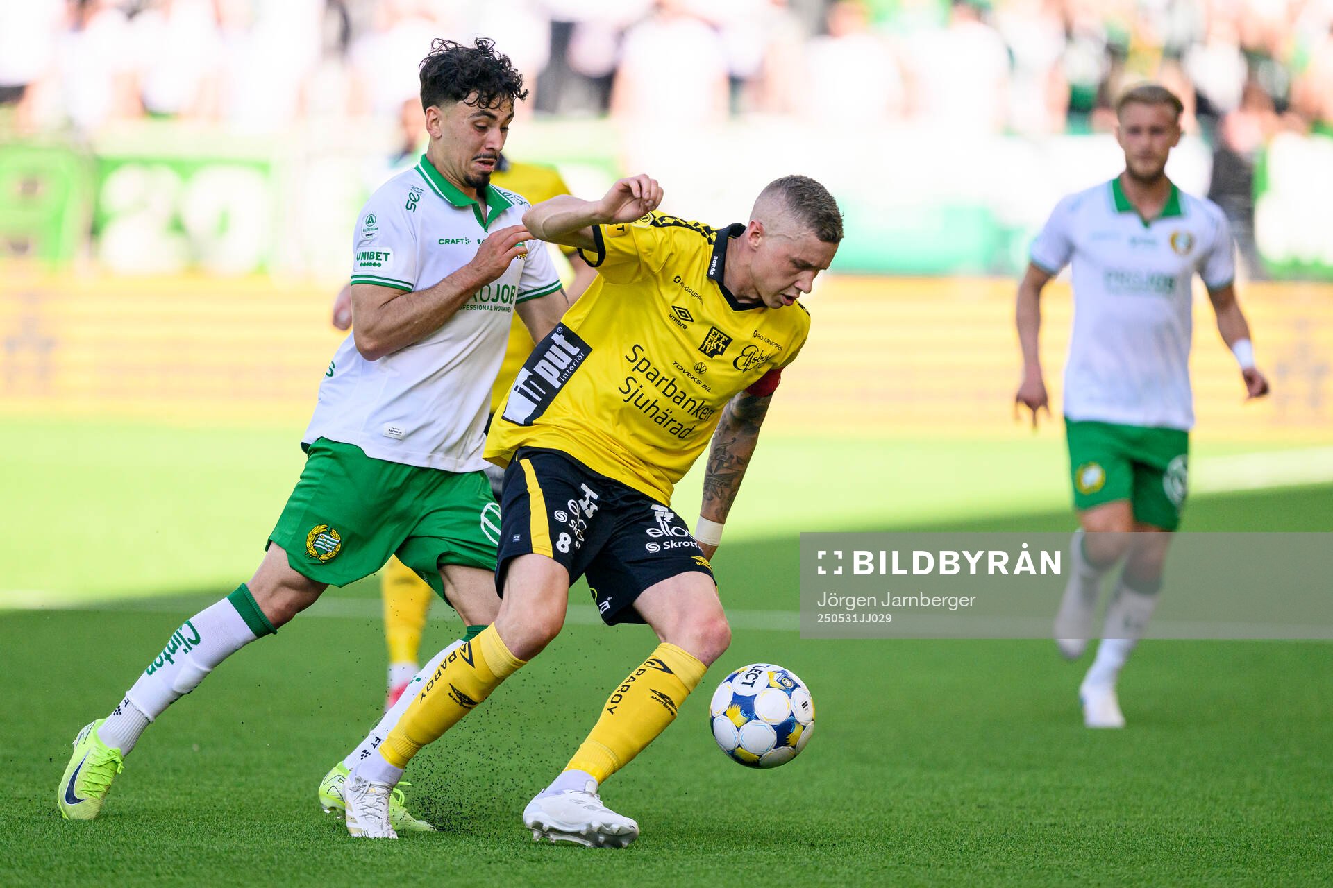 Hammarbys Sebastian Tounekti och Elfsborgs Sebastian Holmen under fotbollsmatchen i Allsvenskan mellan Elfsborg och Hammarby den 31 maj 2025 i Borås.