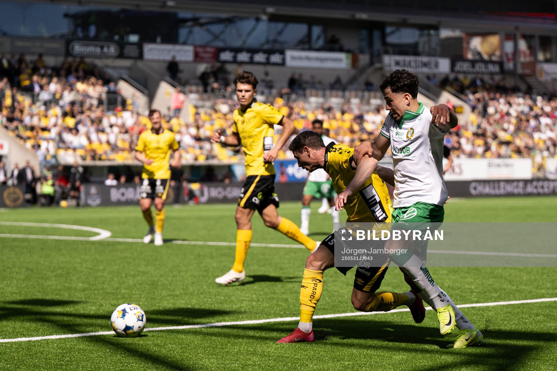 Elfsborgs Simon Hedlund och Hammarbys Sebastian Tounekti under fotbollsmatchen i Allsvenskan mellan Elfsborg och Hammarby den 31 maj 2025 i Borås. 