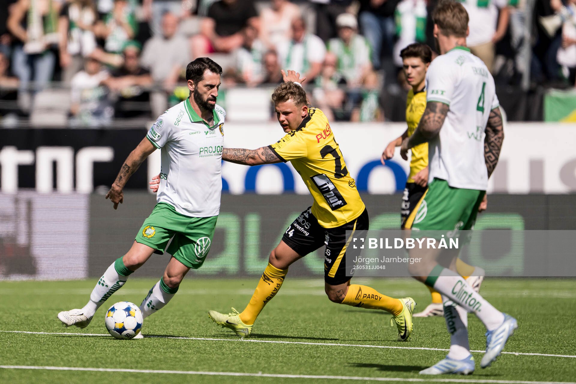 Hammarbys Nahir Besara och Elfsborgs Frederik Ihler under fotbollsmatchen i Allsvenskan mellan Elfsborg och Hammarby den 31 maj 2025 i Borås.