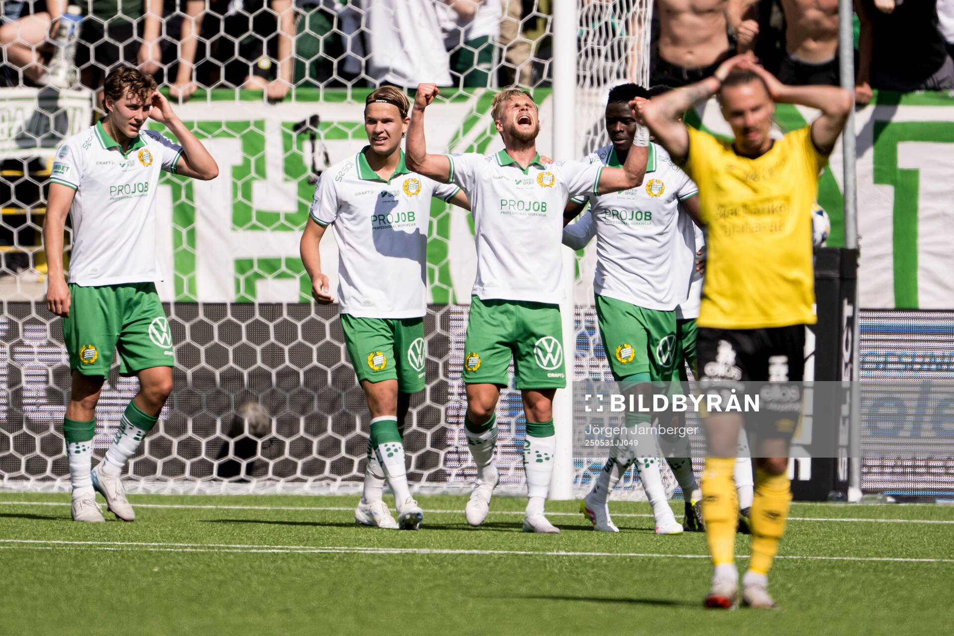 Hammarbys Simon Strand jublar
