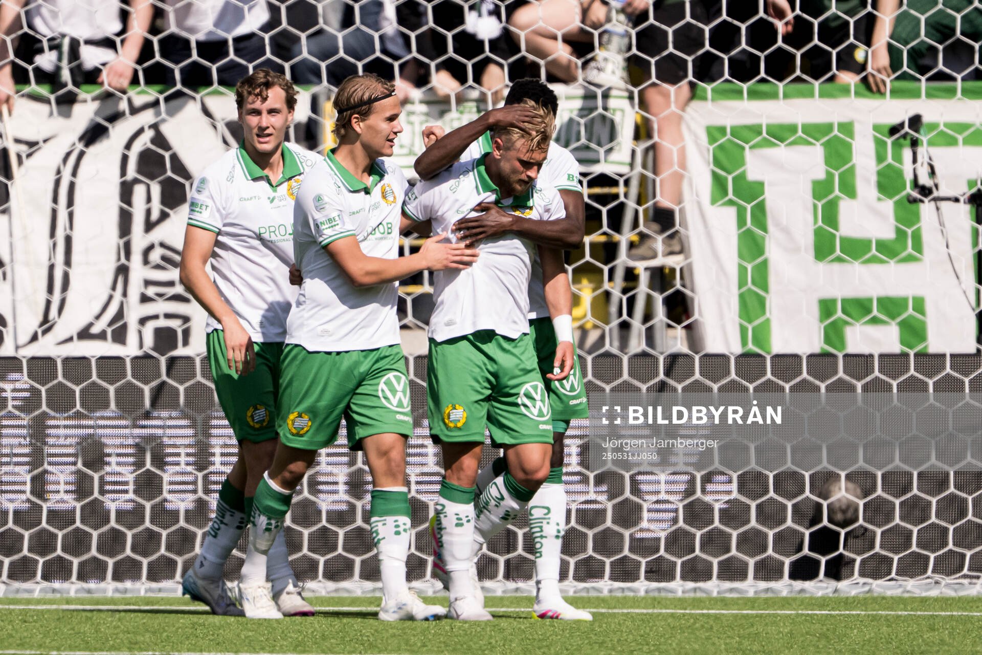 Hammarbys Simon Strand jublar efter 0-1 under fotbollsmatchen i Allsvenskan mellan Elfsborg och Hammarby den 31 maj 2025 i Borås. 