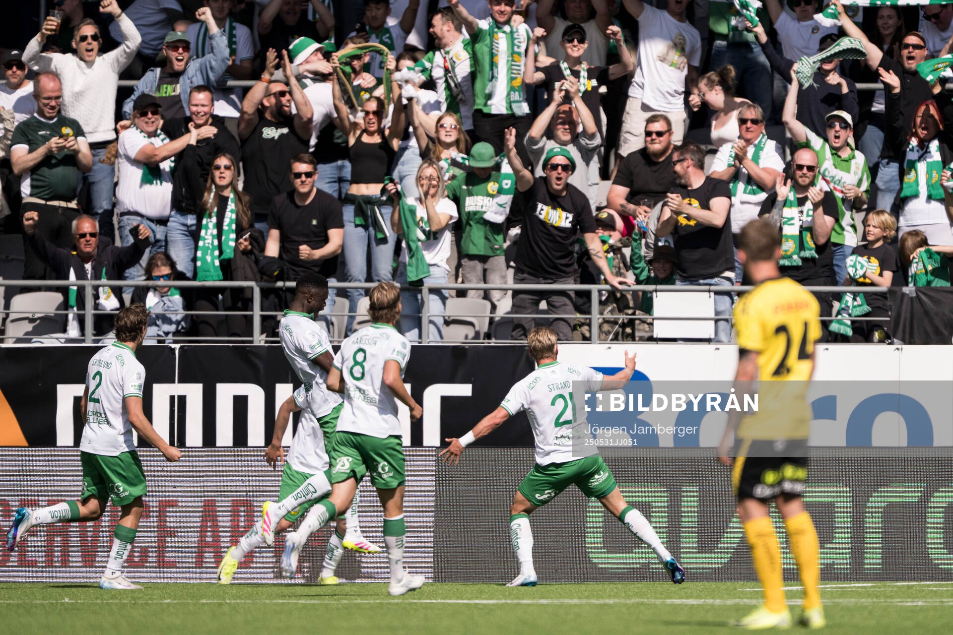 Hammarbys Simon Strand jublar