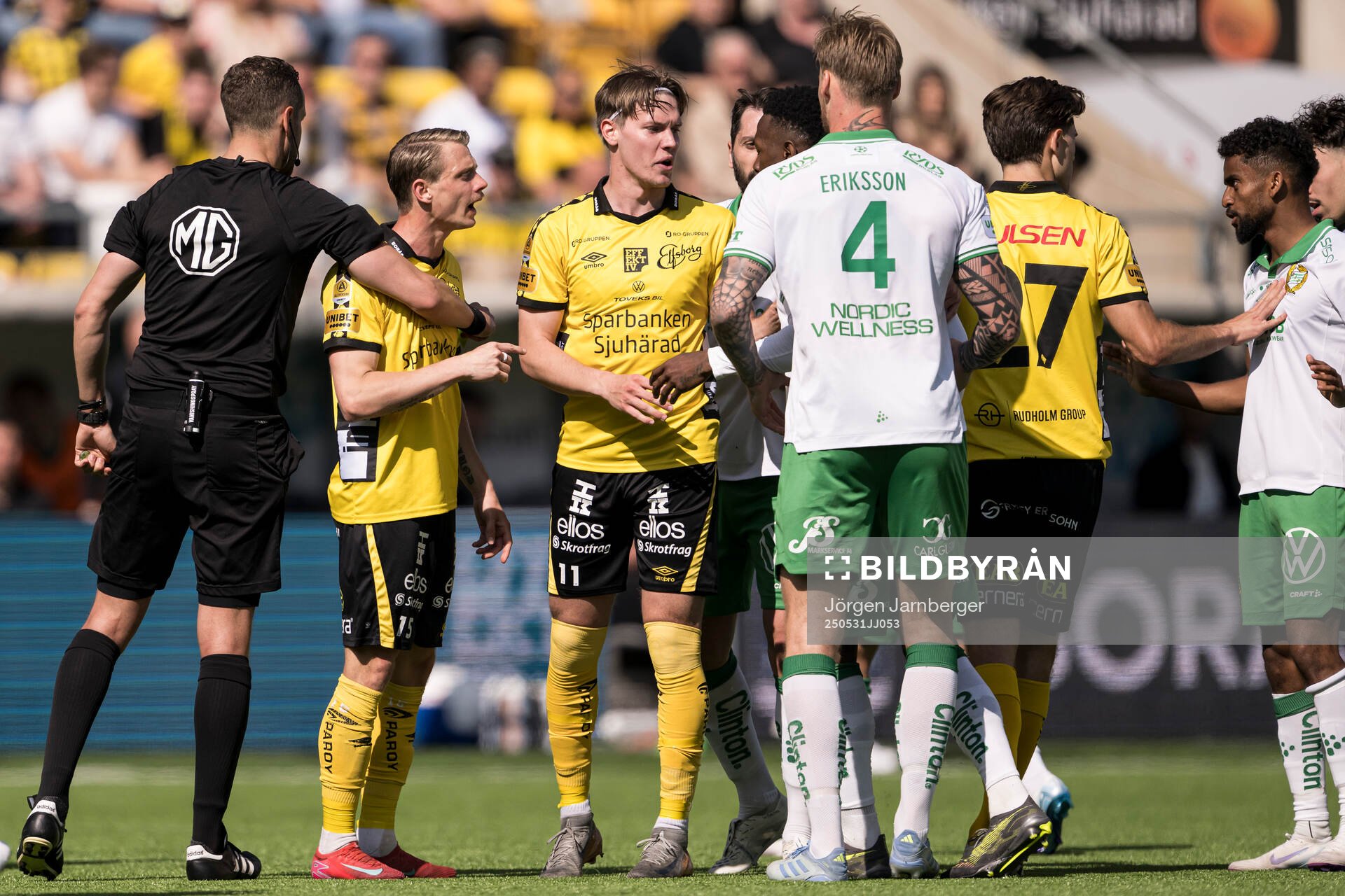 Irriterat mellan Elfsborgs och Hammarbys spelare under fotbollsmatchen i Allsvenskan mellan Elfsborg och Hammarby den 31 maj 2025 i Borås.