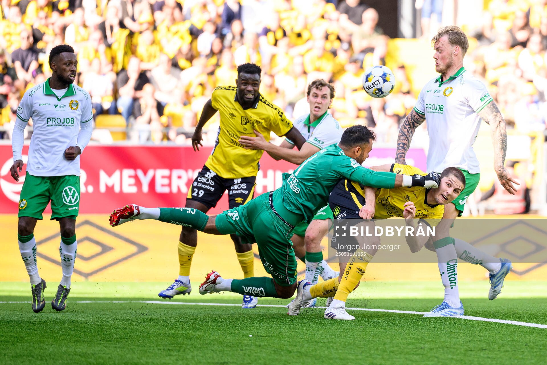 Hammarbys målvakt Warner Hahn och Elfsborgs Rasmus Wikström under fotbollsmatchen i Allsvenskan mellan Elfsborg och Hammarby den 31 maj 2025 i Borås.