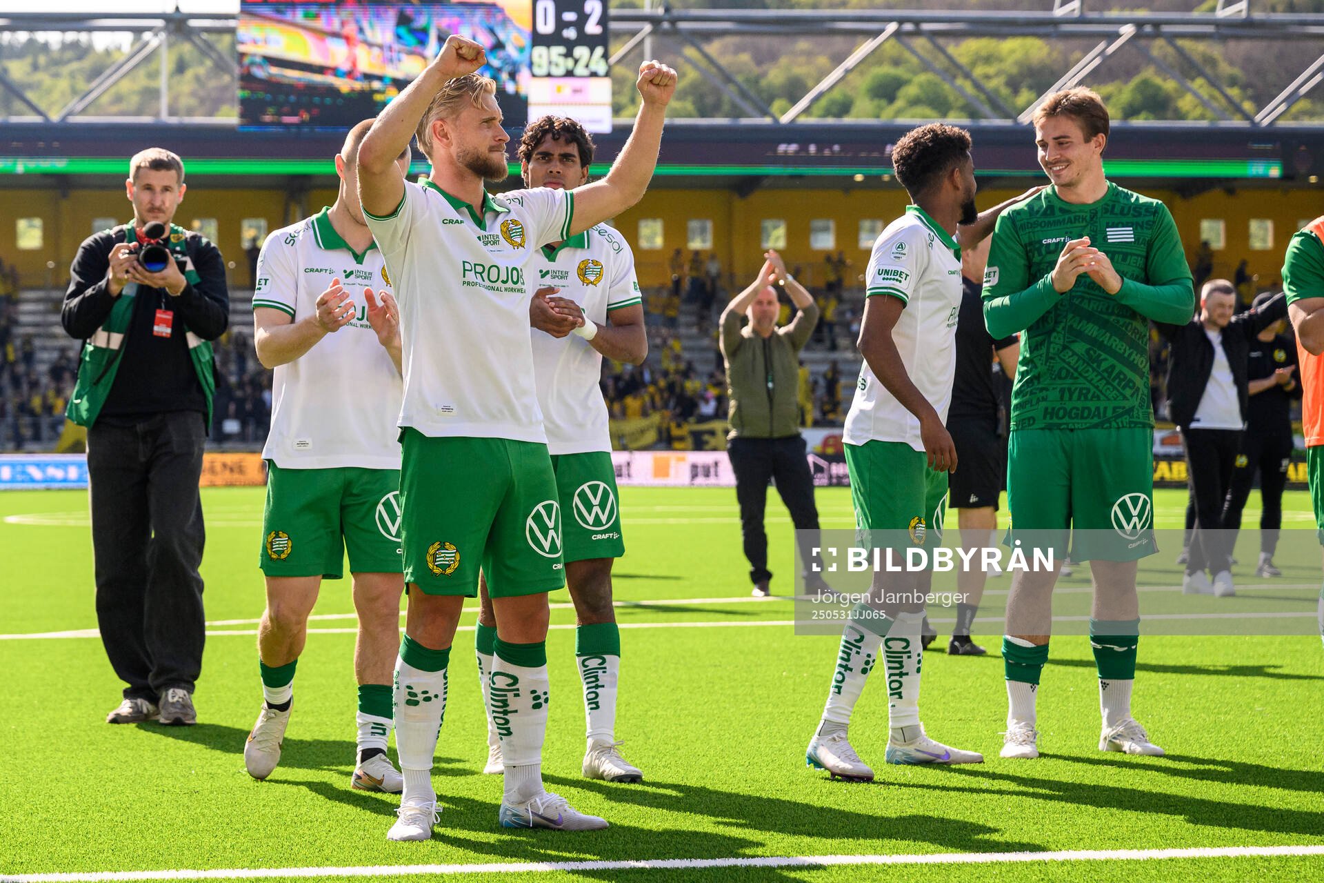 Hammarbys Simon Strand jublar efter fotbollsmatchen i Allsvenskan mellan Elfsborg och Hammarby den 31 maj 2025 i Borås. 