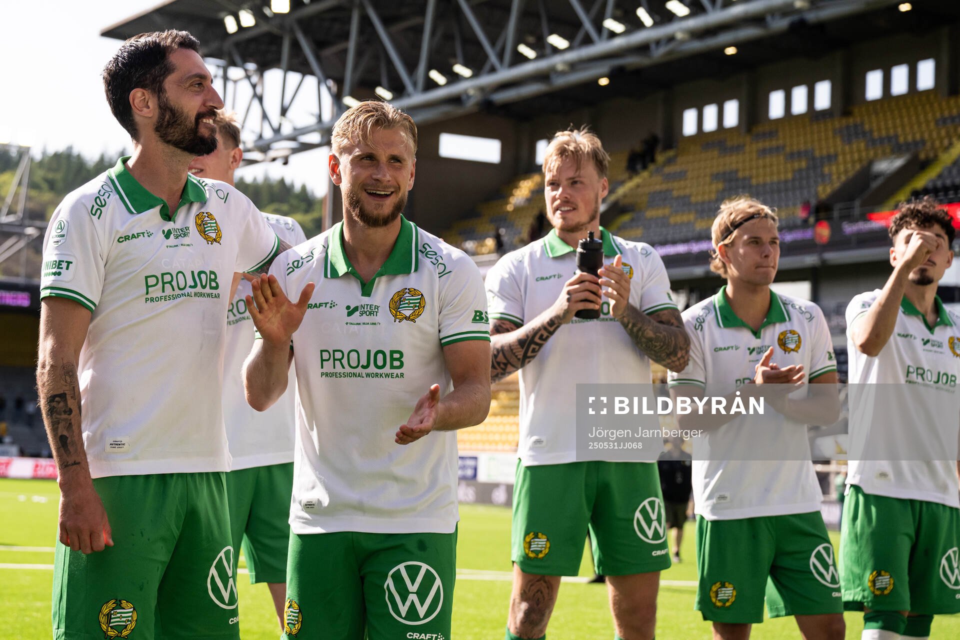 Hammarbys Nahir Besara och Simon Strand jublar efter fotbollsmatchen i Allsvenskan mellan Elfsborg och Hammarby den 31 maj 2025 i Borås.