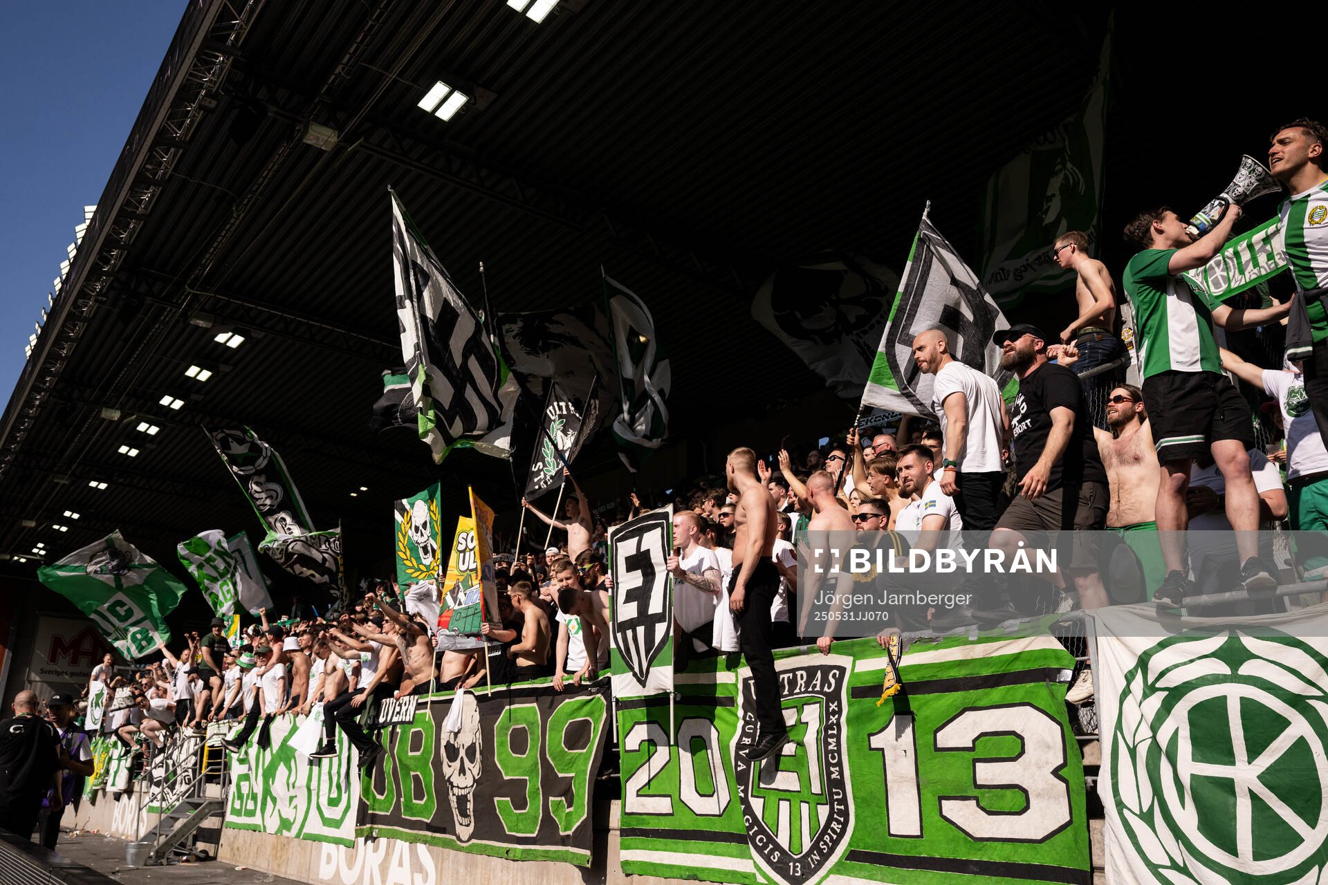 Hammarbys supportrar jublar
