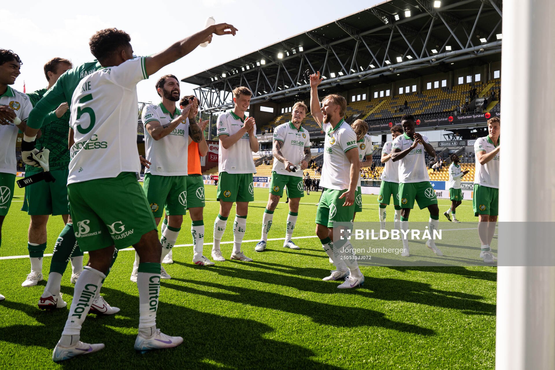 Hammarbys spelare jublar efter fotbollsmatchen i Allsvenskan mellan Elfsborg och Hammarby den 31 maj 2025 i Borås. 
