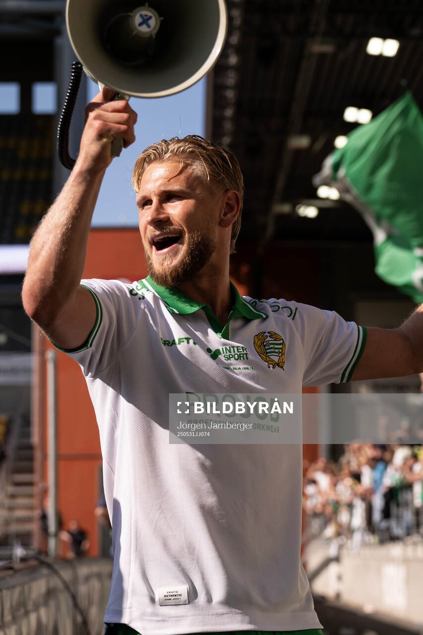 Hammarbys Simon Strand jublar efter fotbollsmatchen i Allsvenskan mellan Elfsborg och Hammarby den 31 maj 2025 i Borås. 