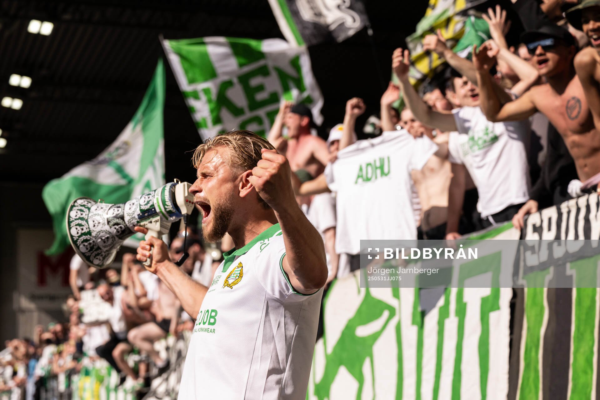 Hammarbys Simon Strand jublar efter fotbollsmatchen i Allsvenskan mellan Elfsborg och Hammarby den 31 maj 2025 i Borås. 