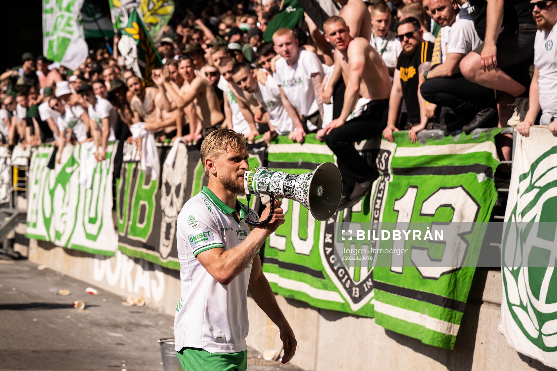 Hammarbys Simon Strand jublar efter fotbollsmatchen i Allsvenskan mellan Elfsborg och Hammarby den 31 maj 2025 i Borås. 