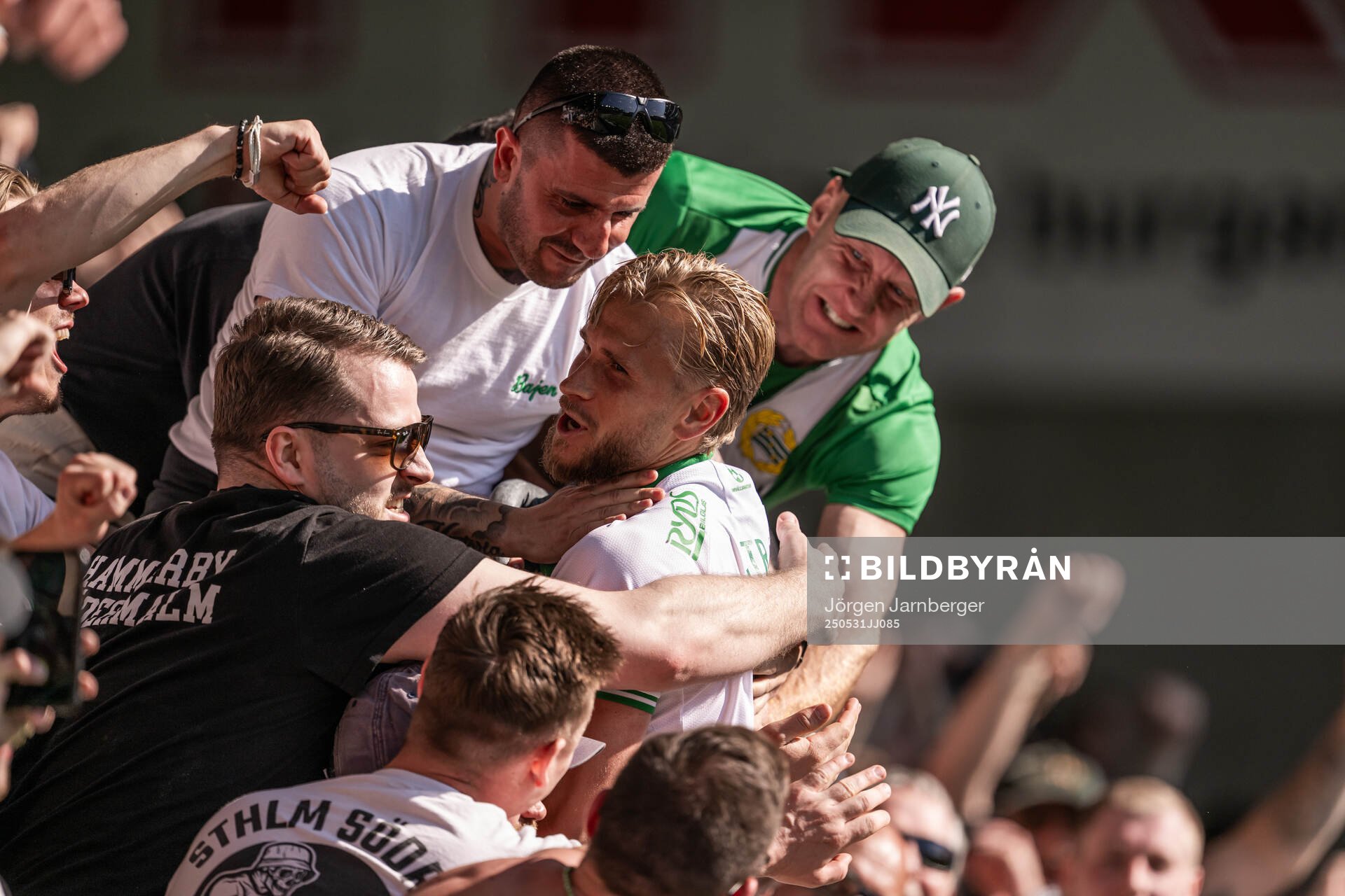 Hammarbys Simon Strand jublar med supportrar