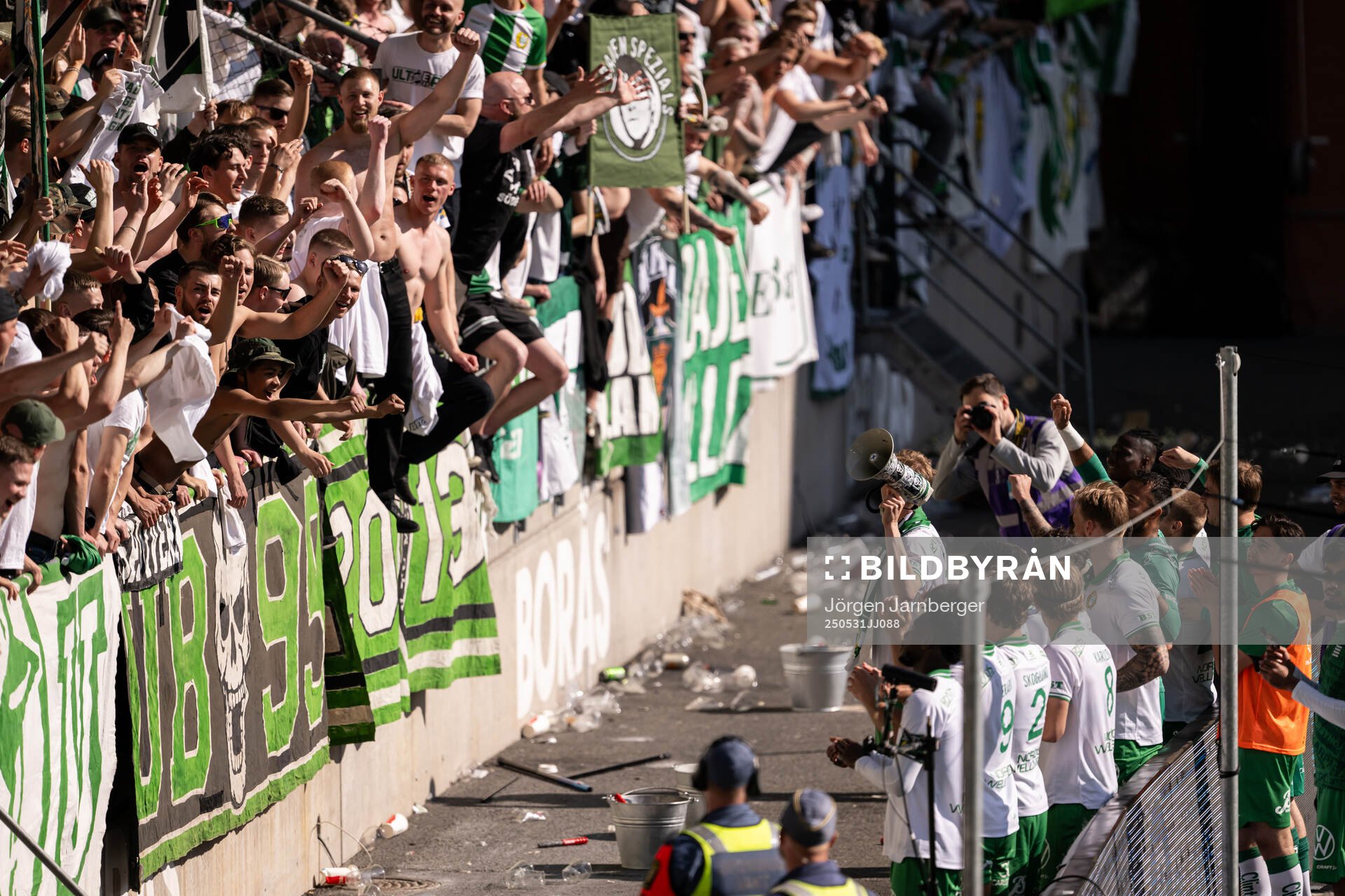 Hammarbys spelare jublar med supportrar