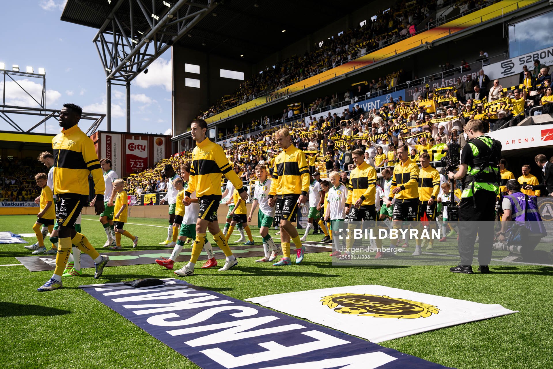 Lagen kommer in på arenan inför fotbollsmatchen i Allsvenskan mellan Elfsborg och Hammarby den 31 maj 2025 i Borås. 