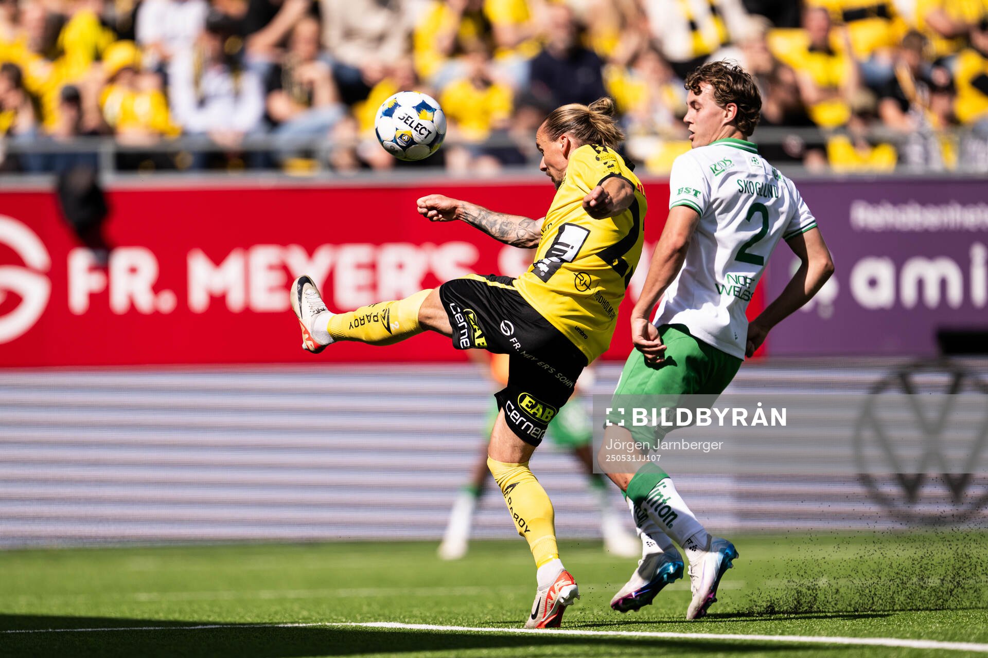 Elfsborgs Niklas Hult och Hammarbys Hampus Skoglund under fotbollsmatchen i Allsvenskan mellan Elfsborg och Hammarby den 31 maj 2025 i Borås.