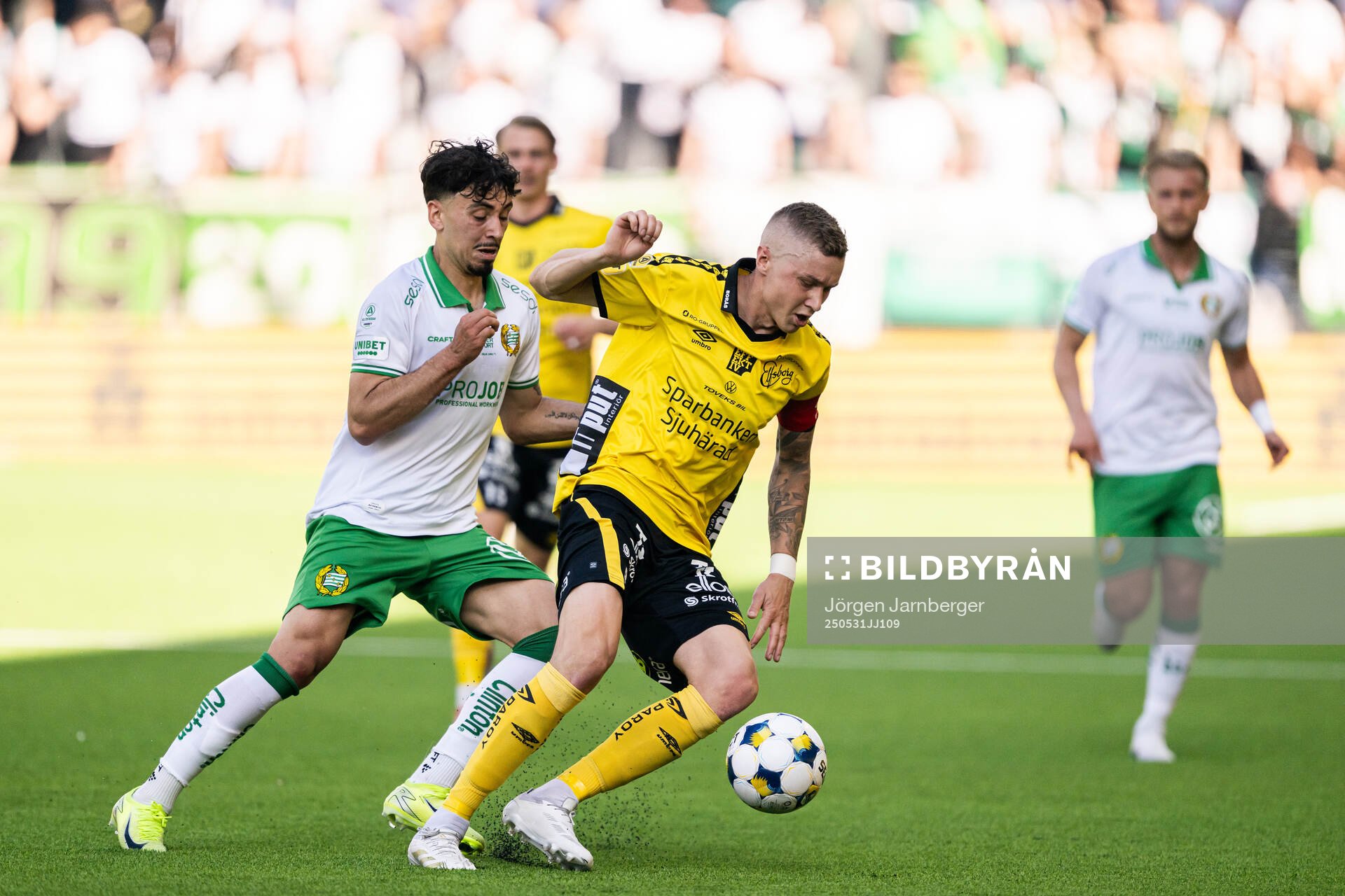 Hammarbys Sebastian Tounekti och Elfsborgs Sebastian Holmen under fotbollsmatchen i Allsvenskan mellan Elfsborg och Hammarby den 31 maj 2025 i Borås.