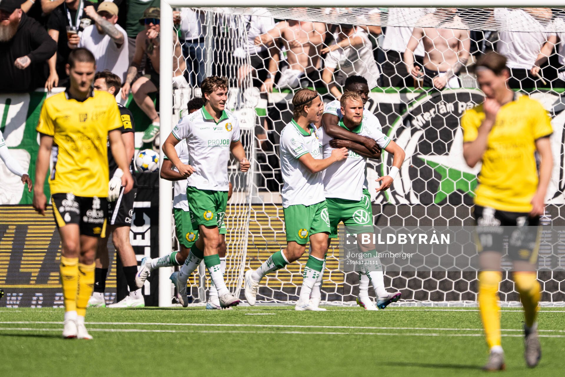 Hammarbys Simon Strand jublar med lagkamrater efter 0-1 under fotbollsmatchen i Allsvenskan mellan Elfsborg och Hammarby den 31 maj 2025 i Borås.