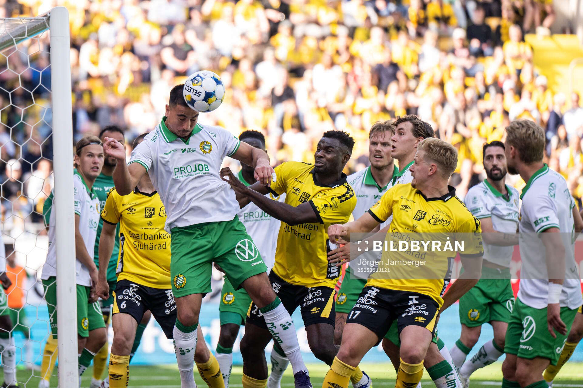 Hammarbys Jusef Erabi och Elfsborgs Ibrahim Buhari under fotbollsmatchen i Allsvenskan mellan Elfsborg och Hammarby den 31 maj 2025 i Borås.
