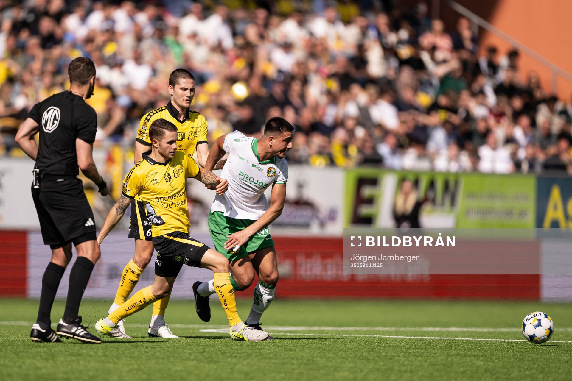 Elfsborgs Julius Magnusson och Rasmus Wikström i kamp med Hammarbys Jusef Erabi under fotbollsmatchen i Allsvenskan mellan Elfsborg och Hammarby den 31 maj 2025 i Borås.