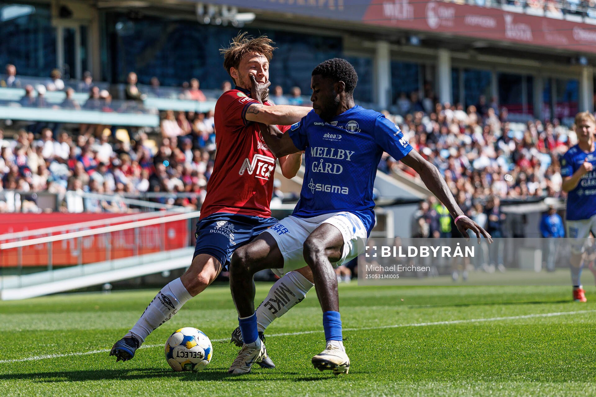 Örgrytes William Svensson och Trelleborgs Emmanuel Godwin under fotbollsmatchen i Superettan mellan Örgryte och Trelleborg den 31 maj 2025 i Göteborg.