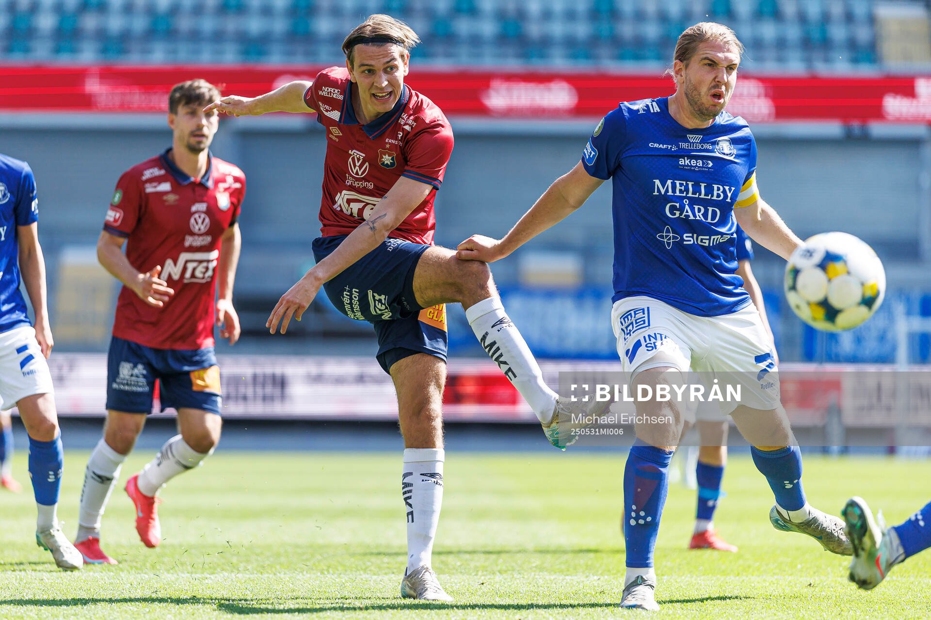 Örgrytes Noah Christoffersson och Trelleborgs Charlie Weberg under fotbollsmatchen i Superettan mellan Örgryte och Trelleborg den 31 maj 2025 i Göteborg.