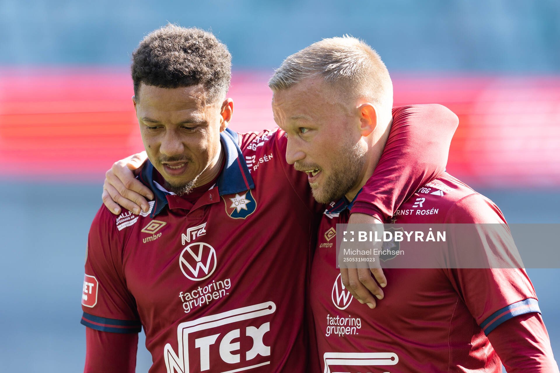 Örgrytes Tobias Sana och Nicklas Bärkroth efter fotbollsmatchen i Superettan mellan Örgryte och Trelleborg den 31 maj 2025 i Göteborg. 