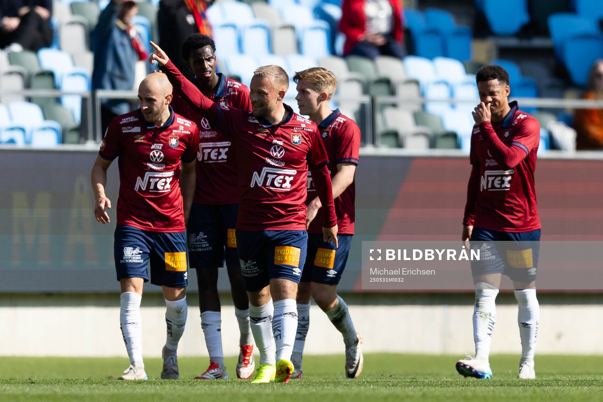 Örgrytes Nicklas Bärkroth jublar