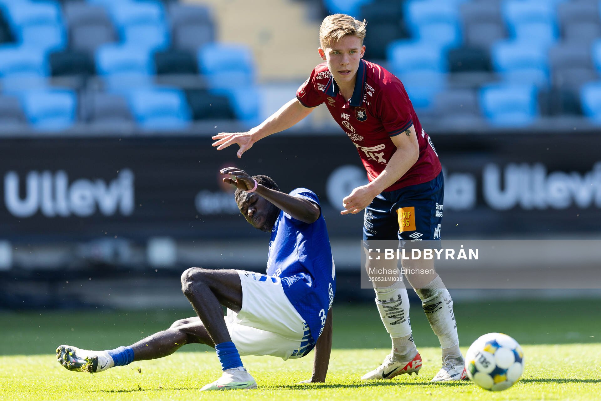 Örgrytes Isak Dahlqvist och Trelleborgs Emmanuel Godwin under fotbollsmatchen i Superettan mellan Örgryte och Trelleborg den 31 maj 2025 i Göteborg.